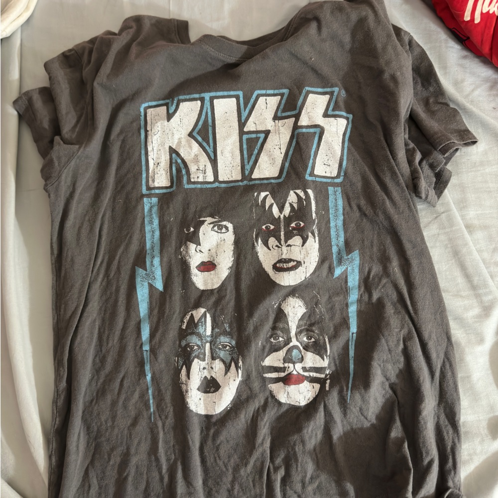 kiss tee
